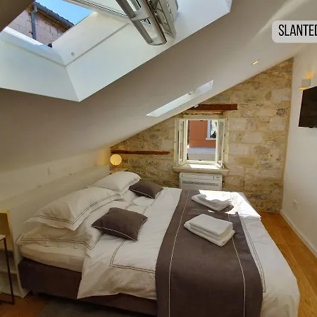 The At Couette-café 4*