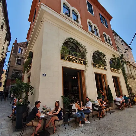 The At Couette-café 4*