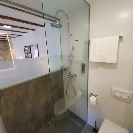 The At Couette-café Split