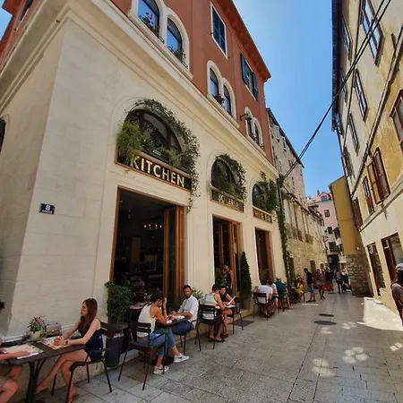 Couette-café The At Split