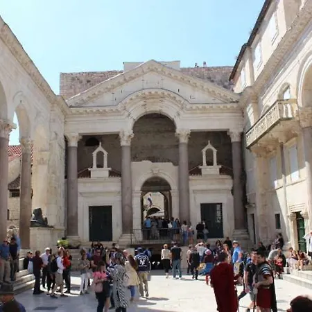 The At Couette-café