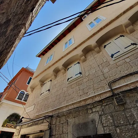 The At سبليت